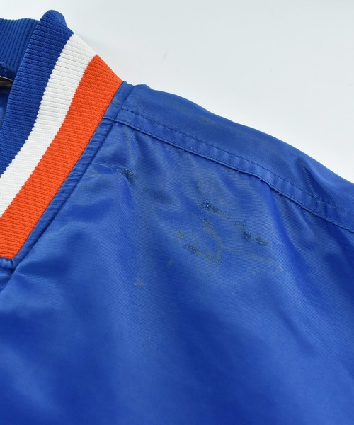 NBA/NFL/NHL/MLB(エヌビーエーエヌエフエルエヌエイチエルエムエルビー)の「【USED】90’s HARDWOOD CLASSICS “NBA New York Knicks” ナイロン アワードジャケット(スタジャン・メンズ・ブルー・XXX-LARGE)」の2枚目の写真