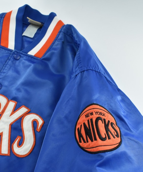 NBA/NFL/NHL/MLB(エヌビーエーエヌエフエルエヌエイチエルエムエルビー)の「【USED】90’s HARDWOOD CLASSICS “NBA New York Knicks” ナイロン アワードジャケット(スタジャン・メンズ・ブルー・XXX-LARGE)」の3枚目の写真