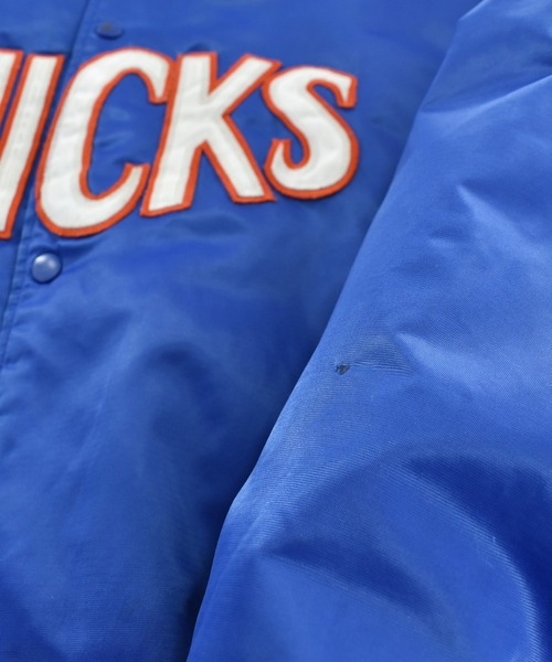 NBA/NFL/NHL/MLB(エヌビーエーエヌエフエルエヌエイチエルエムエルビー)の「【USED】90’s HARDWOOD CLASSICS “NBA New York Knicks” ナイロン アワードジャケット(スタジャン・メンズ・ブルー・XXX-LARGE)」の4枚目の写真