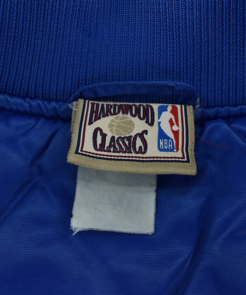 NBA/NFL/NHL/MLB(エヌビーエーエヌエフエルエヌエイチエルエムエルビー)の「【USED】90’s HARDWOOD CLASSICS “NBA New York Knicks” ナイロン アワードジャケット(スタジャン・メンズ・ブルー・XXX-LARGE)」の10枚目の写真
