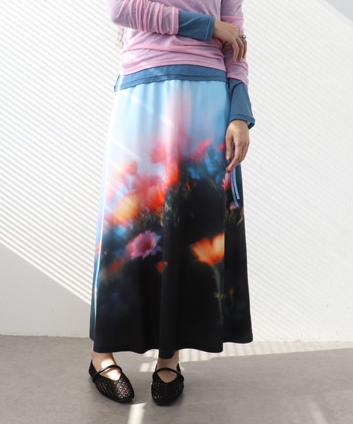 Three Four Time(スリーフォータイム)の「フラワー転写プリントスカート(スカート・レディース・グレー/ブルー・FREE)」の2枚目の写真