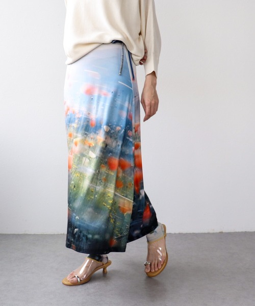 Three Four Time(スリーフォータイム)の「フラワー転写プリントスカート(スカート・レディース・グレー/ブルー・FREE)」の4枚目の写真