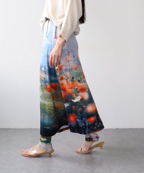 Three Four Time(スリーフォータイム)の「フラワー転写プリントスカート(スカート・レディース・グレー/ブルー・FREE)」の5枚目の写真