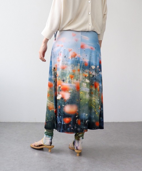 Three Four Time(スリーフォータイム)の「フラワー転写プリントスカート(スカート・レディース・グレー/ブルー・FREE)」の6枚目の写真