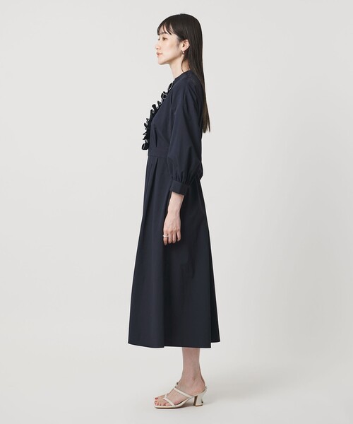 UNITED ARROWS(ユナイテッドアローズ)の「メロー フリル ワンピース ‐防しわ 吸水速乾 UVカット 遮熱性 接触冷感 ウォッシャブル‐(ワンピース・レディース・ネイビー/ライトブルー・38/36)」の4枚目の写真