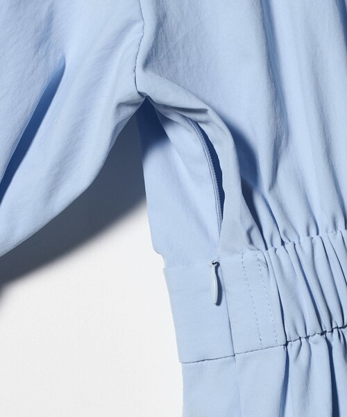 UNITED ARROWS(ユナイテッドアローズ)の「メロー フリル ワンピース ‐防しわ 吸水速乾 UVカット 遮熱性 接触冷感 ウォッシャブル‐(ワンピース・レディース・ネイビー/ライトブルー・38/36)」の12枚目の写真