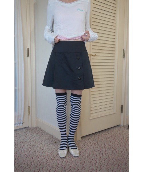 Smyeon（スミョン）の「Asymmetrical button pleated skirt/アシンメトリーボタンプリーツスカート（スカート・レディース・ブラック/ベージュ/カーキ・FREE）」の6枚目の写真