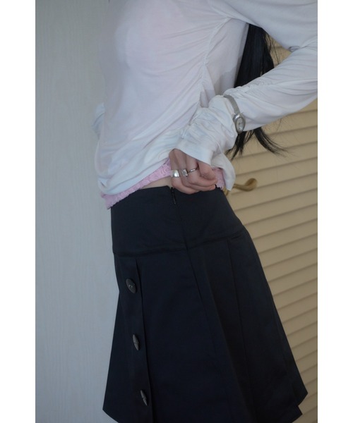 Smyeon（スミョン）の「Asymmetrical button pleated skirt/アシンメトリーボタンプリーツスカート（スカート・レディース・ブラック/ベージュ/カーキ・FREE）」の9枚目の写真