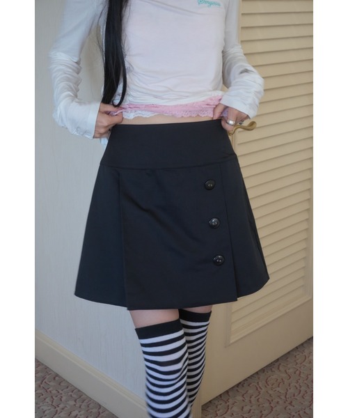 Smyeon（スミョン）の「Asymmetrical button pleated skirt/アシンメトリーボタンプリーツスカート（スカート・レディース・ブラック/ベージュ/カーキ・FREE）」の4枚目の写真