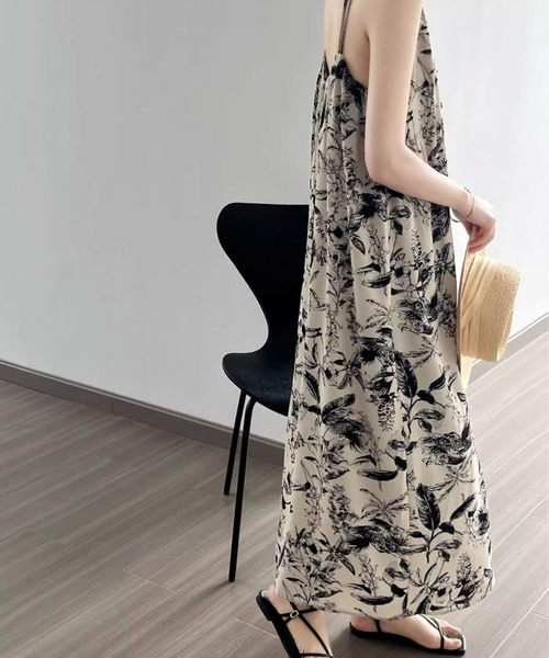 &soiree(アンドソワレ)の「Vネックリボン付き花柄キャミワンピース(ワンピース・レディース・アイボリー・SMALL/MEDIUM/LARGE/X-LARGE)」の2枚目の写真