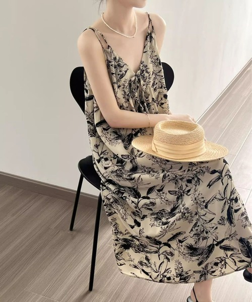 &soiree(アンドソワレ)の「Vネックリボン付き花柄キャミワンピース(ワンピース・レディース・アイボリー・SMALL/MEDIUM/LARGE/X-LARGE)」の3枚目の写真