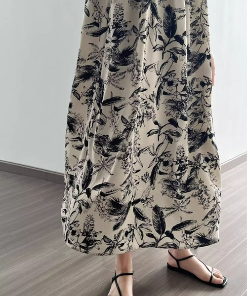 &soiree(アンドソワレ)の「Vネックリボン付き花柄キャミワンピース(ワンピース・レディース・アイボリー・SMALL/MEDIUM/LARGE/X-LARGE)」の5枚目の写真