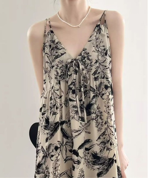 &soiree(アンドソワレ)の「Vネックリボン付き花柄キャミワンピース(ワンピース・レディース・アイボリー・SMALL/MEDIUM/LARGE/X-LARGE)」の6枚目の写真