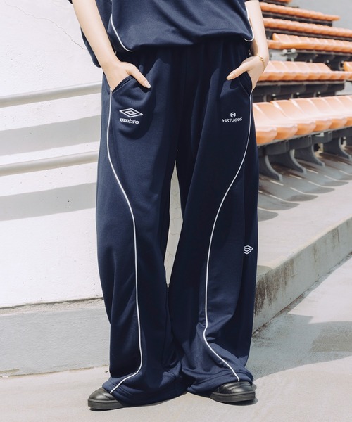 UMBRO(アンブロ)の「UMBRO別注 ドローコードパイピングオーバーサイズスウェットパンツ(スウェットパンツ・メンズ・ネイビー/ホワイト/ブラック/グレー・S/M/L/XL)」の4枚目の写真