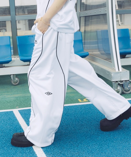 UMBRO(アンブロ)の「UMBRO別注 ドローコードパイピングオーバーサイズスウェットパンツ(スウェットパンツ・メンズ・ネイビー/ホワイト/ブラック/グレー・S/M/L/XL)」の5枚目の写真