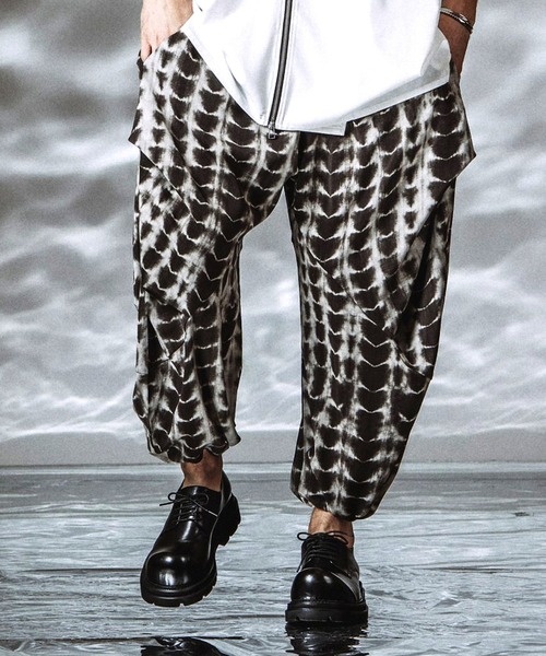 NO ID.(ノーアイディ)の「【NO ID.】Gathered Drape Easy Trousers / ギャザードレープ イージートラウザーズ(その他パンツ・メンズ・その他23/グレー/ブラック・1/2)」の3枚目の写真