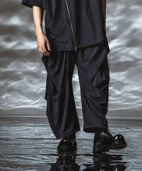NO ID.(ノーアイディ)の「【NO ID.】Gathered Drape Easy Trousers / ギャザードレープ イージートラウザーズ(その他パンツ・メンズ・その他23/グレー/ブラック・1/2)」の6枚目の写真