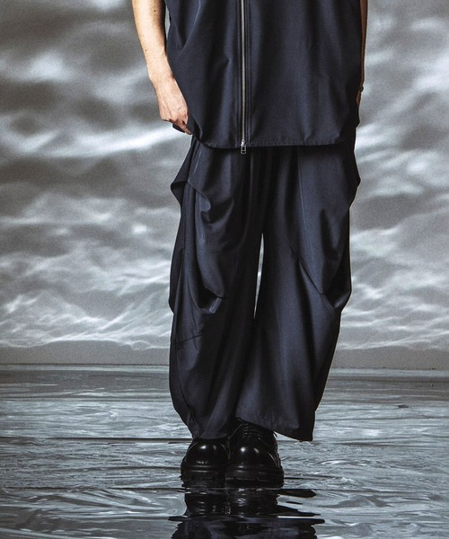 NO ID.(ノーアイディ)の「【NO ID.】Gathered Drape Easy Trousers / ギャザードレープ イージートラウザーズ(その他パンツ・メンズ・その他23/グレー/ブラック・1/2)」の7枚目の写真