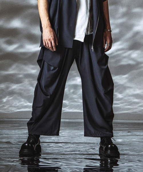 NO ID.(ノーアイディ)の「【NO ID.】Gathered Drape Easy Trousers / ギャザードレープ イージートラウザーズ(その他パンツ・メンズ・その他23/グレー/ブラック・1/2)」の9枚目の写真