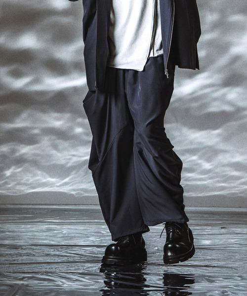 NO ID.(ノーアイディ)の「【NO ID.】Gathered Drape Easy Trousers / ギャザードレープ イージートラウザーズ(その他パンツ・メンズ・その他23/グレー/ブラック・1/2)」の11枚目の写真