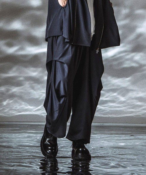 NO ID.(ノーアイディ)の「【NO ID.】Gathered Drape Easy Trousers / ギャザードレープ イージートラウザーズ(その他パンツ・メンズ・その他23/グレー/ブラック・1/2)」の13枚目の写真