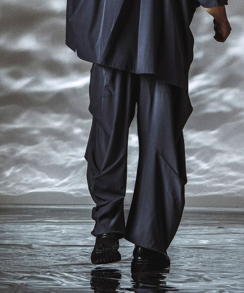 NO ID.(ノーアイディ)の「【NO ID.】Gathered Drape Easy Trousers / ギャザードレープ イージートラウザーズ(その他パンツ・メンズ・その他23/グレー/ブラック・1/2)」の17枚目の写真