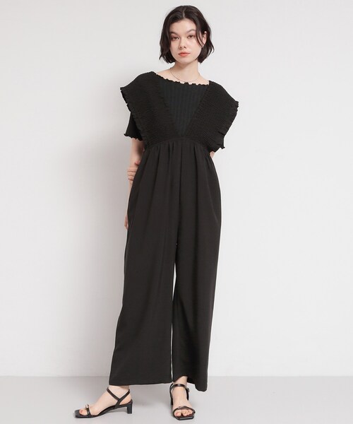 THE SHOP TK (ザ ショップ ティーケー )の「ラクに着られてすっきり見え シャーリングサロペット(サロペット/オーバーオール・レディース・ダークブラウン/ブラック・12/13)」の1枚目の写真