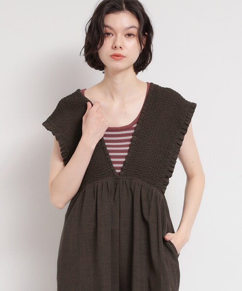 THE SHOP TK (ザ ショップ ティーケー )の「ラクに着られてすっきり見え シャーリングサロペット(サロペット/オーバーオール・レディース・ダークブラウン/ブラック・12/13)」の7枚目の写真