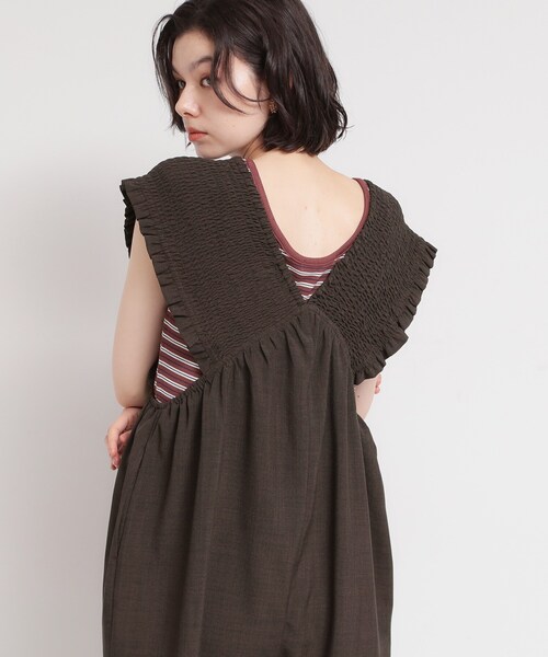 THE SHOP TK (ザ ショップ ティーケー )の「ラクに着られてすっきり見え シャーリングサロペット(サロペット/オーバーオール・レディース・ダークブラウン/ブラック・12/13)」の8枚目の写真
