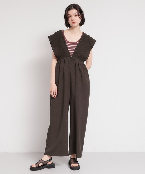 THE SHOP TK (ザ ショップ ティーケー )の「ラクに着られてすっきり見え シャーリングサロペット(サロペット/オーバーオール・レディース・ダークブラウン/ブラック・12/13)」の9枚目の写真
