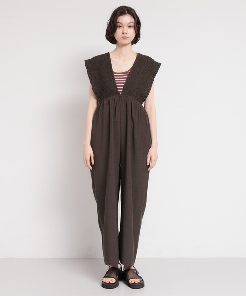 THE SHOP TK (ザ ショップ ティーケー )の「ラクに着られてすっきり見え シャーリングサロペット(サロペット/オーバーオール・レディース・ダークブラウン/ブラック・12/13)」の11枚目の写真