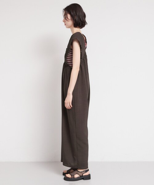 THE SHOP TK (ザ ショップ ティーケー )の「ラクに着られてすっきり見え シャーリングサロペット(サロペット/オーバーオール・レディース・ダークブラウン/ブラック・12/13)」の12枚目の写真