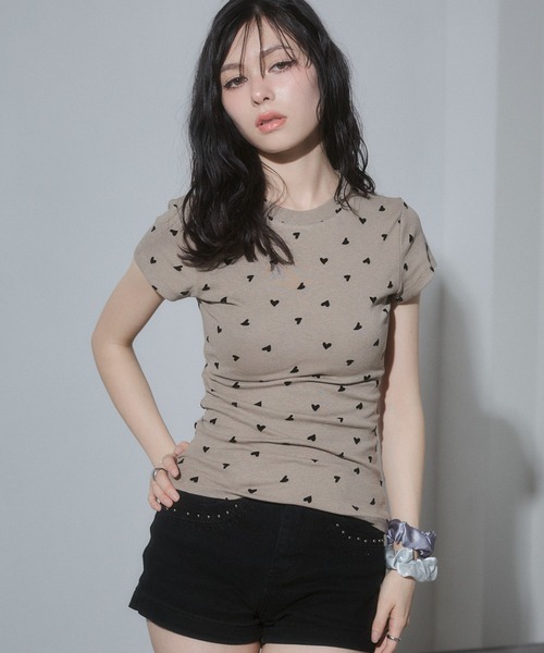 ENVYM（アンビー）の「ハートプリントフィットTシャツ（Tシャツ/カットソー・レディース・ホワイト/ネイビー/カーキ/ブラック・FREE）」の6枚目の写真