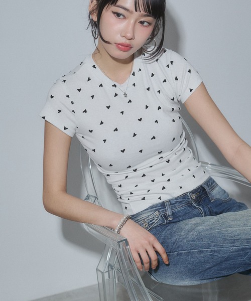 ENVYM（アンビー）の「ハートプリントフィットTシャツ（Tシャツ/カットソー・レディース・ホワイト/ネイビー/カーキ/ブラック・FREE）」の12枚目の写真