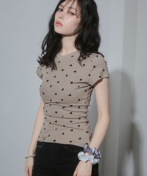 ENVYM（アンビー）の「ハートプリントフィットTシャツ（Tシャツ/カットソー・レディース・ホワイト/ネイビー/カーキ/ブラック・FREE）」の5枚目の写真