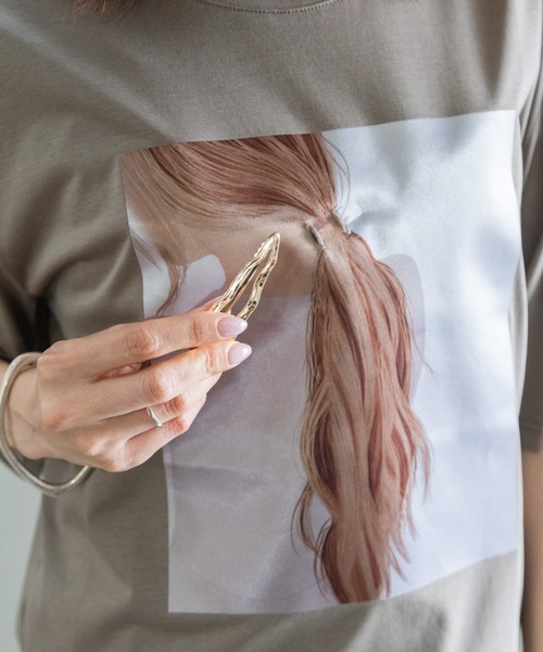 lodie(ロディ)の「バックヘアー プリントT(アクセ付き)(Tシャツ/カットソー・レディース・オフホワイト/ブラック/チャコールグレー・FREE)」の7枚目の写真