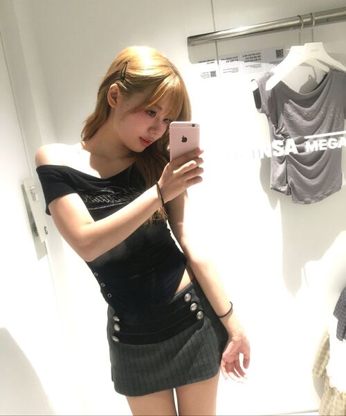 as you are(アズユーアー)の「ボタンインシジョンワンショルダーティーブラック(Tシャツ/カットソー・レディース・その他・OS)」の7枚目の写真