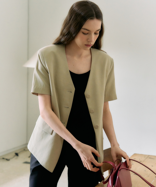 Ellioti(エリオティ)の「Belin Half Sleeve Jacket_3Color(テーラードジャケット・レディース・ブラック/アイボリー/ベージュ・FREE)」の4枚目の写真