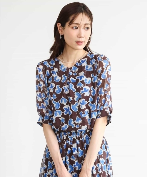 MK MICHEL KLEIN（エムケーミッシェルクラン）の「[洗える]アートフラワープリント シフォンブラウス（シャツ/ブラウス・レディース・ブラウン/ネイビー・38）」の3枚目の写真