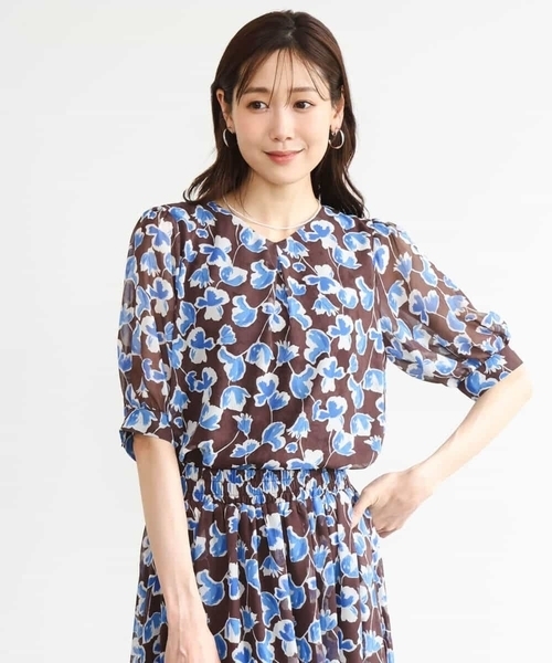 MK MICHEL KLEIN（エムケーミッシェルクラン）の「[洗える]アートフラワープリント シフォンブラウス（シャツ/ブラウス・レディース・ブラウン/ネイビー・38）」の4枚目の写真