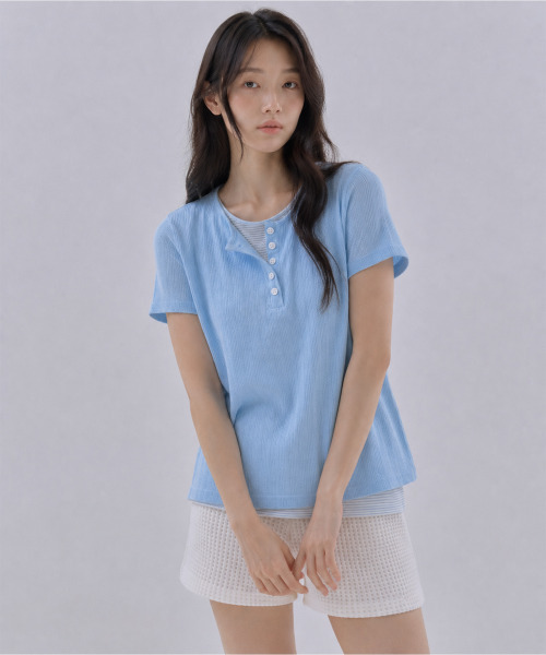 SAYUU(サユ)の「ソフトレイヤードヘンリーネック半袖Tシャツライトブルー(Tシャツ/カットソー・レディース・ライトブルー・FREE)」の2枚目の写真