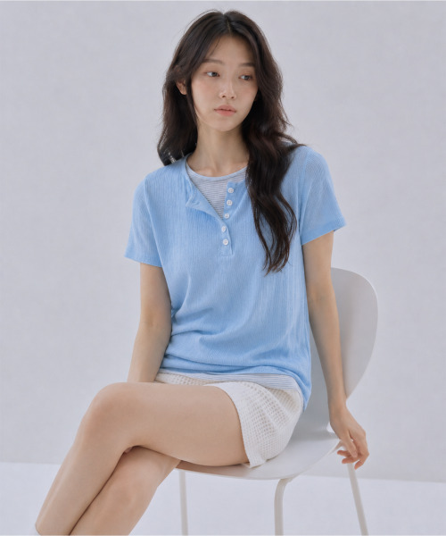 SAYUU(サユ)の「ソフトレイヤードヘンリーネック半袖Tシャツライトブルー(Tシャツ/カットソー・レディース・ライトブルー・FREE)」の4枚目の写真