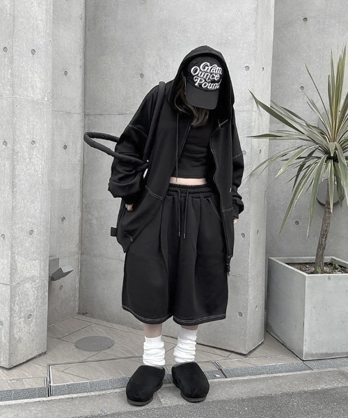 YACA（ヤーカ）の「Out Stitch Over Zip Parka/アウトステッチオーバージップパーカー（パーカー・レディース・ブラック・FREE）」の2枚目の写真