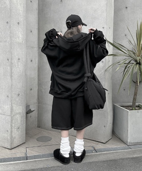 YACA（ヤーカ）の「Out Stitch Over Zip Parka/アウトステッチオーバージップパーカー（パーカー・レディース・ブラック・FREE）」の14枚目の写真