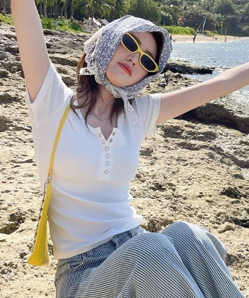 HAILY(ヘイリー)の「フロントボタンヘンリーネック半袖トップス(Tシャツ/カットソー・レディース・ホワイト/ライトグレー/ブラック・M/L)」の7枚目の写真