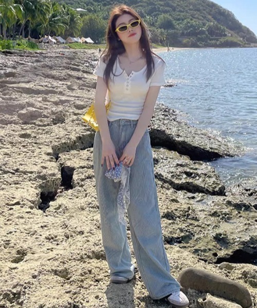 HAILY(ヘイリー)の「フロントボタンヘンリーネック半袖トップス(Tシャツ/カットソー・レディース・ホワイト/ライトグレー/ブラック・M/L)」の6枚目の写真