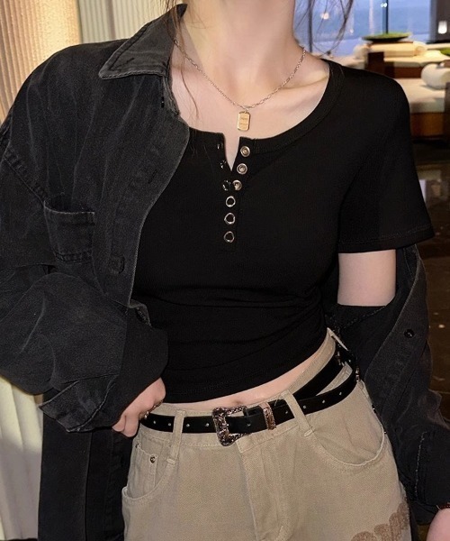 HAILY(ヘイリー)の「フロントボタンヘンリーネック半袖トップス(Tシャツ/カットソー・レディース・ホワイト/ライトグレー/ブラック・M/L)」の22枚目の写真