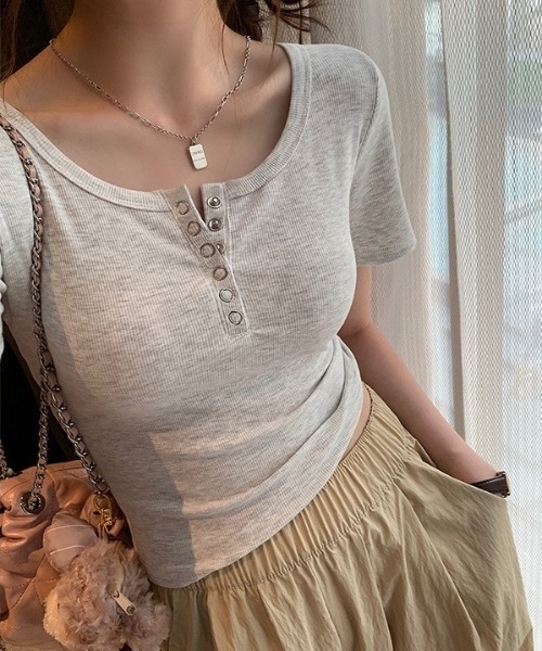 HAILY(ヘイリー)の「フロントボタンヘンリーネック半袖トップス(Tシャツ/カットソー・レディース・ホワイト/ライトグレー/ブラック・M/L)」の17枚目の写真