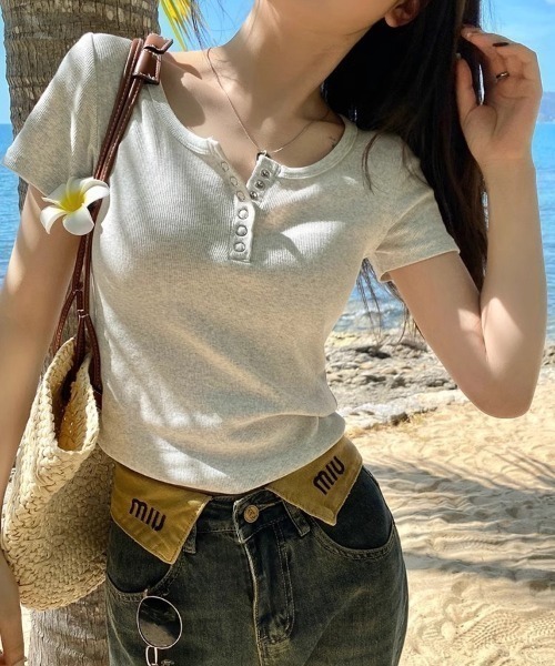 HAILY(ヘイリー)の「フロントボタンヘンリーネック半袖トップス(Tシャツ/カットソー・レディース・ホワイト/ライトグレー/ブラック・M/L)」の14枚目の写真