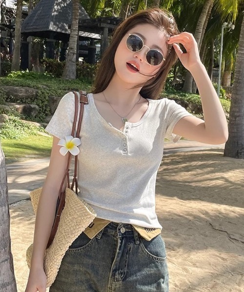 HAILY(ヘイリー)の「フロントボタンヘンリーネック半袖トップス(Tシャツ/カットソー・レディース・ホワイト/ライトグレー/ブラック・M/L)」の13枚目の写真